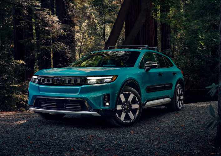 Honda Prologue estacionada junto a un hermoso lago