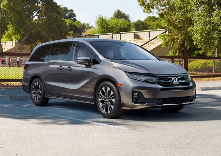 Honda Odyssey estacionada en un campo de deportes de una escuela