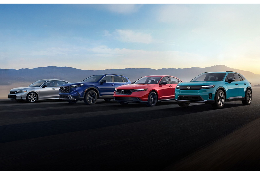 La línea de vehículos híbridos y eléctricos de Honda: Civic Sedán Hybrid, CR-V Sport Touring Hybrid, Accord Hybrid y la Prologue totalmente eléctrica alineados en la carretera.