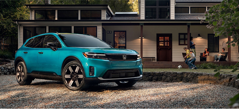 Honda Prologue 2024 estacionada frente a una casa suburbana con niños jugando al aire libre