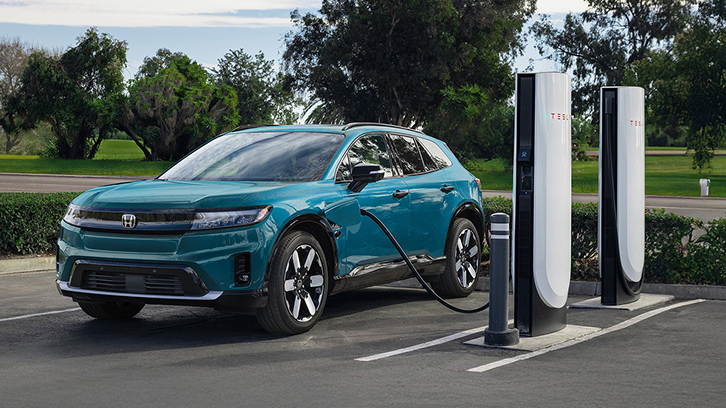 Honda Prologue 2025 en North Shore Pearl cargando en un Tesla Supercharger