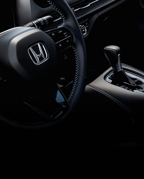 Volante Honda con costuras en contraste y consola de palanca de cambios.