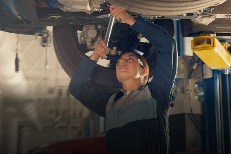 Técnico de Honda que utiliza una llave dinamométrica para realizar el mantenimiento del chasis.