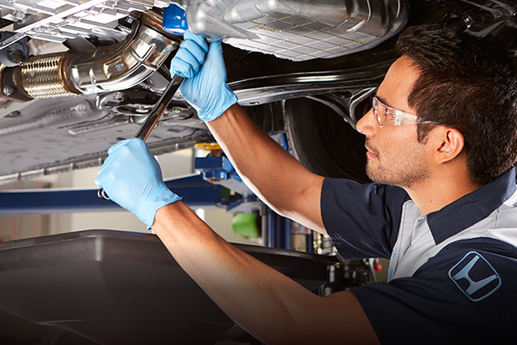 Técnico del servicio de Honda trabajando en el chasis.