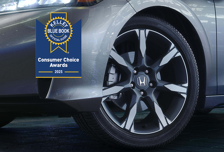 Detalle de la rueda de una Honda Civic Hatchback 2025, con el logotipo de Kelley Blue Book Consumer Choice Award en la esquina superior derecha.