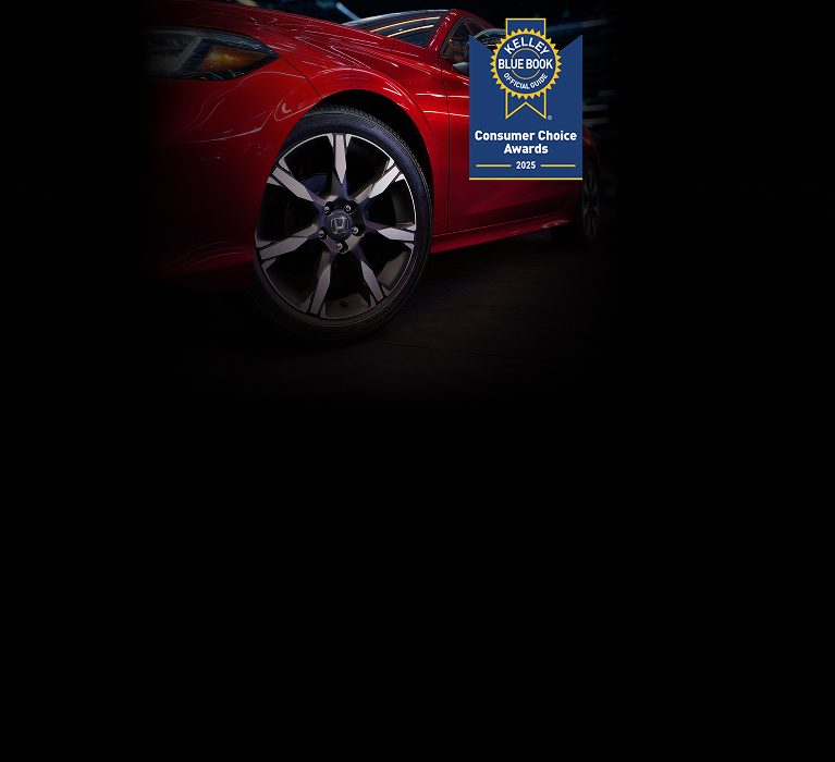 Perfil del Honda Civic Sedán Sport Touring Hybrid 2025 en Rallye Red, en un estudio oscuro con el premio Kelley Blue Book (sedán compacto).