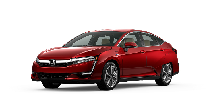 Vista frontal del Clarity Hybrid Touring 2021 en Crimson Pearl, que se muestra sobre un fondo blanco liso.