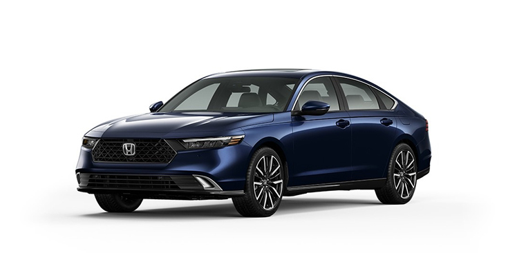 Vista frontal de 3/4 del Honda Accord Touring Hybrid 2026 en Canyon River Blue Metallic.