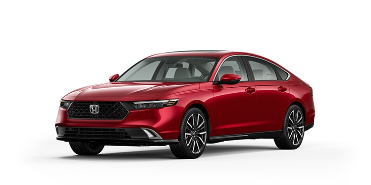 Vista frontal de 3/4 del Accord Touring Hybrid 2026 en Radiant Red Metallic.