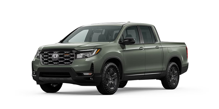 Vista frontal de 3/4 de la Ridgeline TrailSport 2026 en Ash Green Metallic.